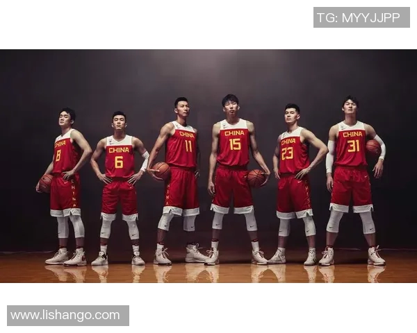 姚明进门框的传奇时刻：高大身影与篮球梦想的完美交汇